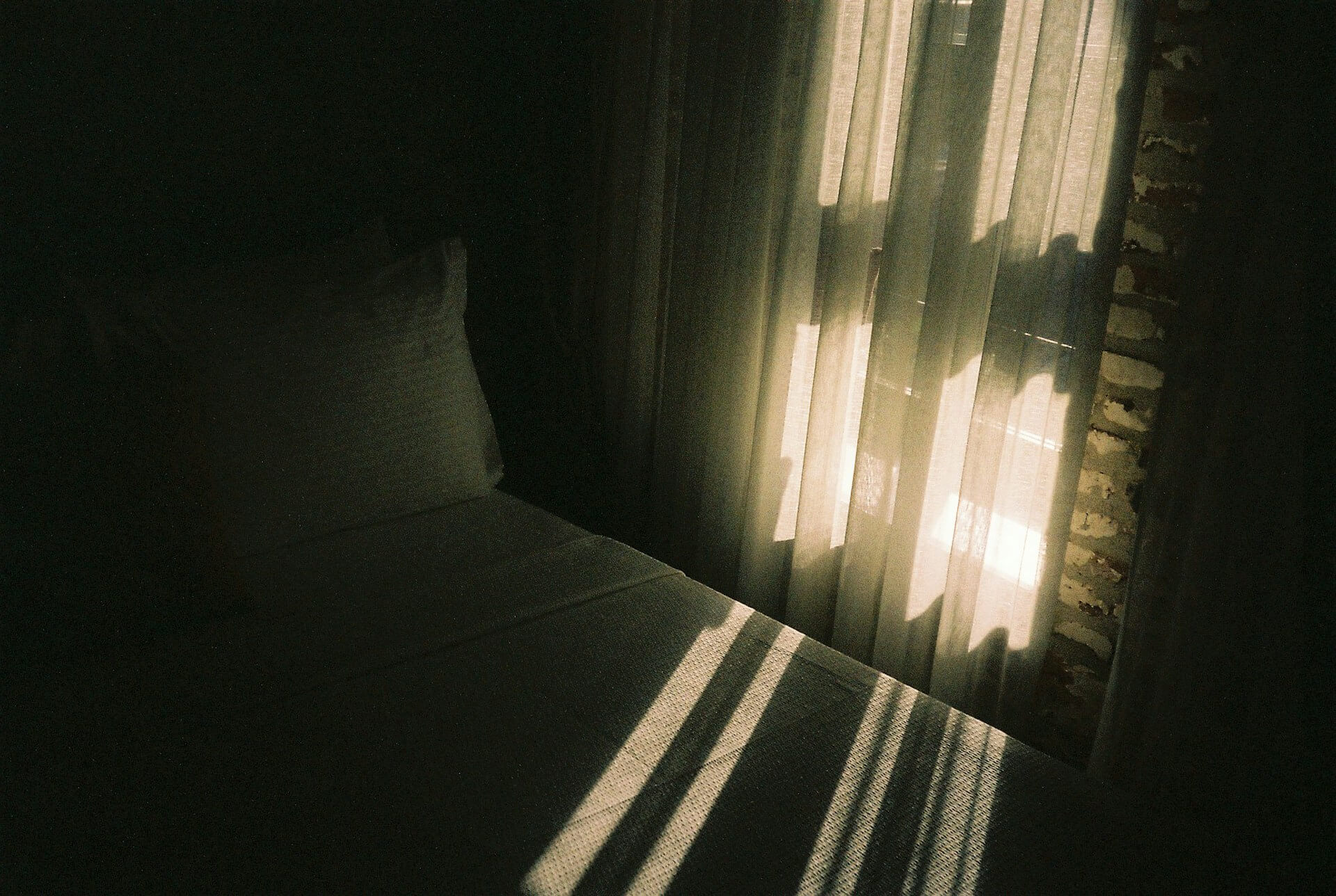 Zatemněná ložnice pro kvalitní spánek přes den